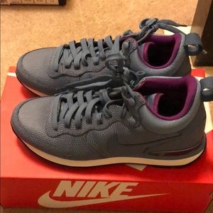 BRAND NEW NEVER BEEN USED NIKE SHOES